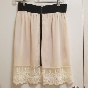 Skirt with zipper in the front